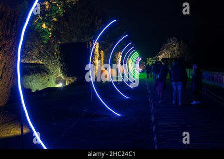 Winchcombe, Großbritannien. 22. Dezember 2021. Die Gebäude und das Gelände von Schloss Sudeley leuchten während des diesjährigen Spektakels „Spectacle of Light“ mit Farbe. Das mittlerweile sechste Jahr nach Einbruch der Dunkelheit umfasst einen beleuchteten Pfad rund um das Gelände und den Wald von Sudeley, glitzernde Wasserspielen und einen einzigartigen „Teppich aus Farbe“. Quelle: Carl Hewlett/Alamy Live News Stockfoto