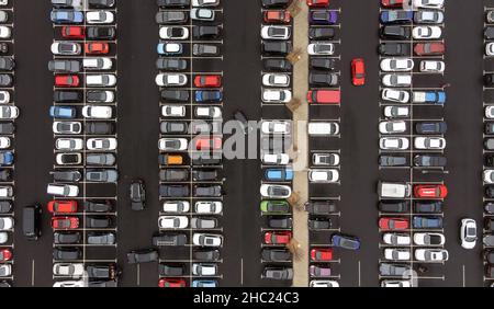 Weihnachtseinkäufer füllen den Parkplatz im Fosse Shopping Park in Leicester, da die Regierung sich weigerte, weitere Einschränkungen auszuschließen, um die Ausbreitung der Omicron-Variante des Coronavirus zu verlangsamen Bilddatum: Donnerstag, 23. Dezember 2021. Stockfoto