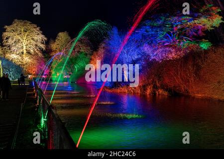 Winchcombe, Großbritannien. 22. Dezember 2021. Die Gebäude und das Gelände von Schloss Sudeley leuchten während des diesjährigen Spektakels „Spectacle of Light“ mit Farbe. Das mittlerweile sechste Jahr nach Einbruch der Dunkelheit umfasst einen beleuchteten Pfad rund um das Gelände und den Wald von Sudeley, glitzernde Wasserspielen und einen einzigartigen „Teppich aus Farbe“. Quelle: Carl Hewlett/Alamy Live News Stockfoto