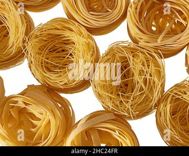 Ungekochte Tagliatelle, Linguine und Engelshaare nisten Pasta Stockfoto