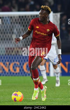 Rom, Latium. 22nd Dez 2021. Tammy Abraham von AS Roma während des Serie-A-Spiels zwischen AS Roma und Sampdoria im Olimpico-Stadion in Rom, Italien, 22nd. Dezember 2021. Fotografo01 Kredit: Unabhängige Fotoagentur/Alamy Live Nachrichten Stockfoto