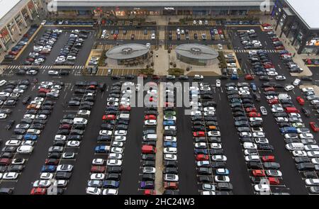 Weihnachtseinkäufer füllen den Parkplatz im Fosse Shopping Park in Leicester, da die Regierung sich weigerte, weitere Einschränkungen auszuschließen, um die Ausbreitung der Omicron-Variante des Coronavirus zu verlangsamen Bilddatum: Donnerstag, 23. Dezember 2021. Stockfoto