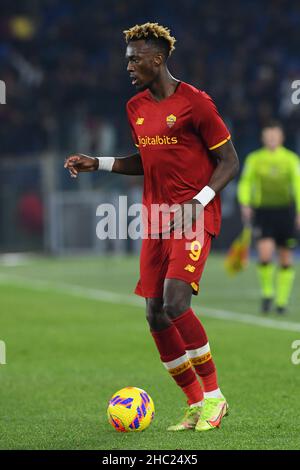 Rom, Latium. 22nd Dez 2021. Tammy Abraham von AS Roma während des Serie-A-Spiels zwischen AS Roma und Sampdoria im Olimpico-Stadion in Rom, Italien, 22nd. Dezember 2021. Fotografo01 Kredit: Unabhängige Fotoagentur/Alamy Live Nachrichten Stockfoto