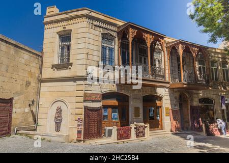 BAKU, ASERBAIDSCHAN - 6. JUNI 2018: Alte Gebäude in der Altstadt von Baku, Aserbaidschan Stockfoto