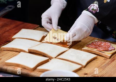 Francesinha, traditionelles portugiesisches Sandwich, ursprünglich aus Porto. Konzept der nationalen Küche. Der Küchenchef bereitet ein Gericht im Restaurant zu Stockfoto