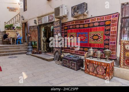 BAKU, ASERBAIDSCHAN - 6. JUNI 2018: Teppichgeschäft in der Altstadt von Baku, Aserbaidschan Stockfoto