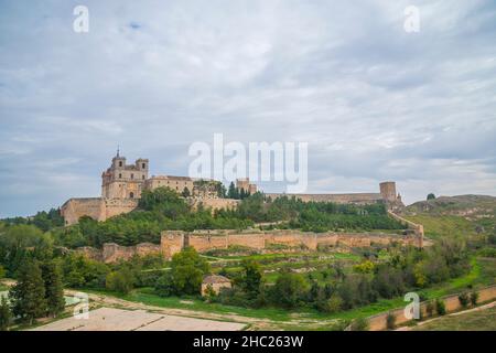 Kloster und Schloss. UCLES, Cuenca Provinz, Castilla La Mancha, Spanien. Stockfoto