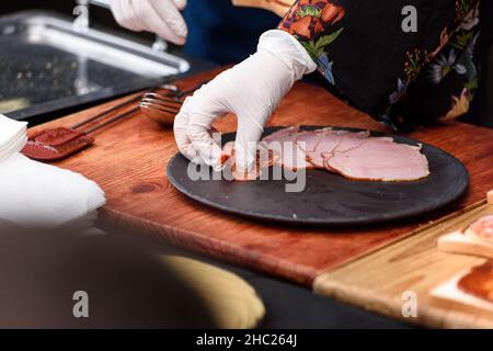 Francesinha, traditionelles portugiesisches Sandwich, ursprünglich aus Porto. Konzept der nationalen Küche. Der Küchenchef bereitet ein Gericht im Restaurant zu Stockfoto