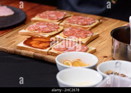 Francesinha, traditionelles portugiesisches Sandwich, ursprünglich aus Porto. Konzept der nationalen Küche. Der Küchenchef bereitet ein Gericht im Restaurant zu Stockfoto