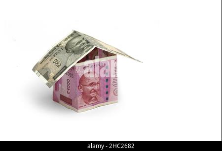 Indian Real Estate Business Konzept zeigt 3D Modell aus Papier Währung Notizen gemacht, isoliert auf weißem Hintergrund. Stockfoto