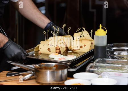 Francesinha, traditionelles portugiesisches Sandwich, ursprünglich aus Porto. Konzept der nationalen Küche. Der Küchenchef bereitet ein Gericht im Restaurant zu Stockfoto