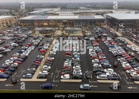 Weihnachtseinkäufer füllen den Parkplatz im Fosse Shopping Park in Leicester, da die Regierung sich weigerte, weitere Einschränkungen auszuschließen, um die Ausbreitung der Omicron-Variante des Coronavirus zu verlangsamen Bilddatum: Donnerstag, 23. Dezember 2021. Stockfoto