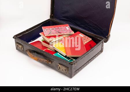 Vintage Leder Dokument Aktentasche mit alten finanziellen Aufzeichnungen Bücher für Haushaltskonten isoliert weißen Studio Hintergrund Home Finance Konzept verwendet Stockfoto