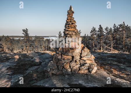 Steinhaufen auf dem Gipfel des Berges. Ostsee im Hintergrund. Sommerzeit. Stockfoto