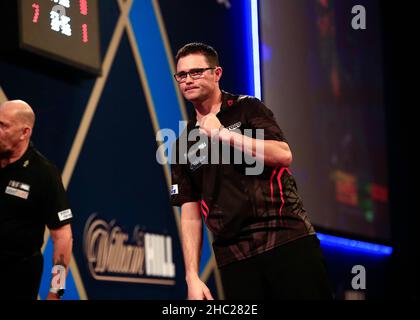 23rd. Dezember 2021; Alexandra Palace, London, England: Das William Hill World Darts Tournament; Damon Heta feiert nach dem Sieg über Luke Woodhouse in der 2nd. Runde Credit: Action Plus Sports Images/Alamy Live News Stockfoto