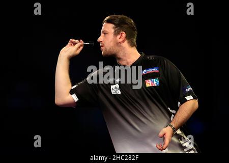 23rd. Dezember 2021; Alexandra Palace, London, England: The William Hill World Darts Tournament; Callan Rydz in Aktion gegen Brendan Dolan in der 2nd. Runde Credit: Action Plus Sports Images/Alamy Live News Stockfoto