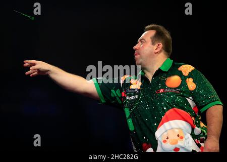 23rd. Dezember 2021; Alexandra Palace, London, England: The William Hill World Darts Tournament; Brendan Dolan in Aktion gegen Callan Rydz in der Runde 2nd Credit: Action Plus Sports Images/Alamy Live News Stockfoto
