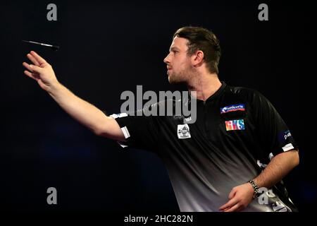 23rd. Dezember 2021; Alexandra Palace, London, England: The William Hill World Darts Tournament; Callan Rydz in Aktion gegen Brendan Dolan in der 2nd. Runde Credit: Action Plus Sports Images/Alamy Live News Stockfoto