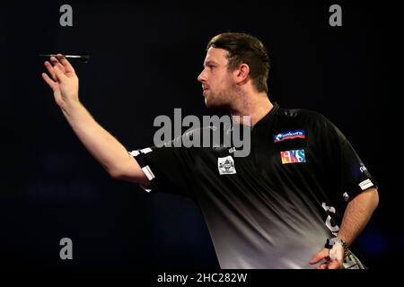 23rd. Dezember 2021; Alexandra Palace, London, England: The William Hill World Darts Tournament; Callan Rydz in Aktion gegen Brendan Dolan in der 2nd. Runde Credit: Action Plus Sports Images/Alamy Live News Stockfoto