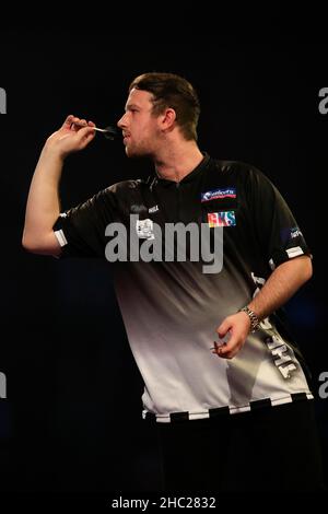 23rd. Dezember 2021; Alexandra Palace, London, England: The William Hill World Darts Tournament; Callan Rydz in Aktion gegen Brendan Dolan in der 2nd. Runde Credit: Action Plus Sports Images/Alamy Live News Stockfoto