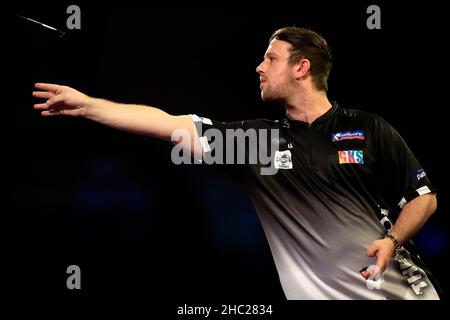 23rd. Dezember 2021; Alexandra Palace, London, England: The William Hill World Darts Tournament; Callan Rydz in Aktion gegen Brendan Dolan in der 2nd. Runde Credit: Action Plus Sports Images/Alamy Live News Stockfoto