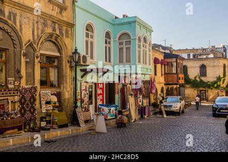 BAKU, ASERBAIDSCHAN - 6. JUNI 2018: Souvenirläden in der Altstadt von Baku, Aserbaidschan Stockfoto