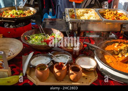 Cheff Kochen Fusion internationale Küche auf der Straße Stand auf dem internationalen Street Food Festival von Odprta kuhna, Open Kitchen Veranstaltung, in Ljubljana Stockfoto