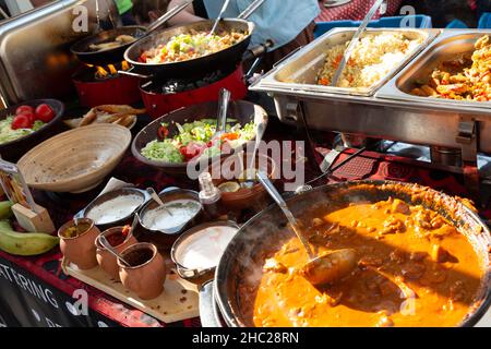 Cheff Kochen Fusion internationale Küche auf der Straße Stand auf dem internationalen Street Food Festival von Odprta kuhna, Open Kitchen Veranstaltung, in Ljubljana Stockfoto