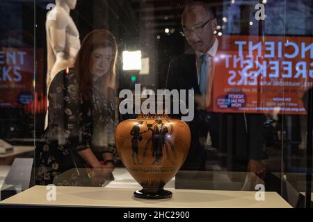 (211217) -- CANBERRA, 17. Dezember 2021 (Xinhua) -- die Menschen sehen die Exponate während einer Medienvorschau einer Ausstellung zum Thema Wettbewerb im Altgriechischen im National Museum of Australia in Canberra, Australien, 16. Dezember 2021. Die Ausstellung „Ancient Greeks: Athletes, Warriors and Heroes“ zeigt mehr als 170 Objekte aus dem British Museum, die von 800 v. Chr. bis 200 n. Chr. zurückreichen. Die Ausstellung wurde am Freitag eröffnet und läuft bis zum 1. Mai nächsten Jahres. ZUM ARTIKEL „Feature: Die Ausstellung in Canberra erzählt Geschichten aus der griechischen Mythologie, den antiken Olympischen Spielen“ (Foto: Chu Chen/Xinhua) Stockfoto