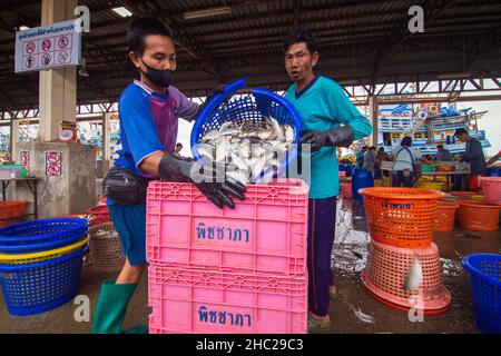 Samut Sakhon, Thailand-7. November 2020: Menschen, die Schutzmasken tragen, um auf dem Mahachai-Markt frische Meeresfrüchte zu kaufen, während die Covid-19-Pandemie in Sa Stockfoto