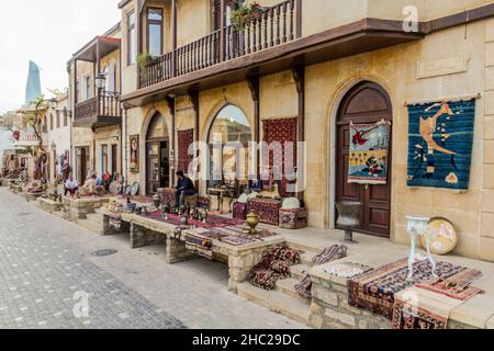 BAKU, ASERBAIDSCHAN - 7. JUNI 2018: Souvenirläden in der Altstadt von Baku, Aserbaidschan Stockfoto