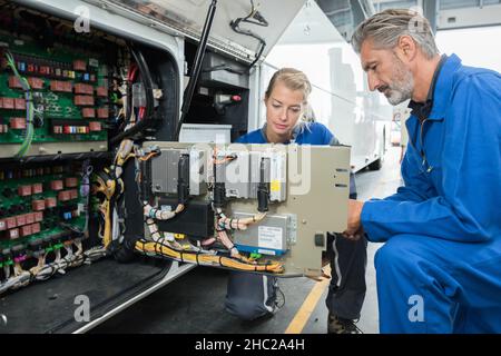 Service-Frau steht vor dem LKW Stockfoto