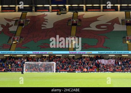 Cardiff, Wales. 11. Oktober 2018. Während des Internationalen Freundschaftsspiels zwischen Wales und Spanien im Fürstentum Stadium in Cardiff, Wales, Großbritannien, am 11. Oktober 2018, bedeckt eine riesige walisische Flagge die Sitze im Fürstentum Stadium. Quelle: Duncan Thomas/Majestic Media. Stockfoto