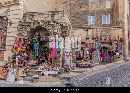 BAKU, ASERBAIDSCHAN - 8. JUNI 2018: Souvenirladen in der Altstadt von Baku, Aserbaidschan Stockfoto