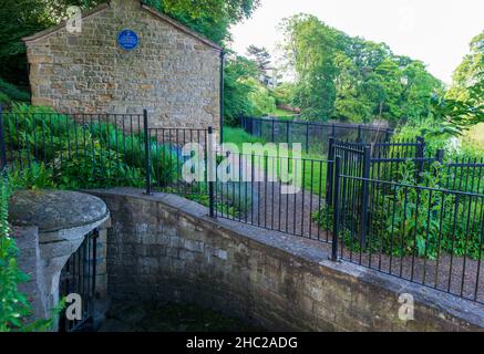 Das historische georgianische Badehaus in Wetherby, mit einer Rampe, die hinunter zum Kaltwasserbecken führt, und einem wärmendes Steinzimmer Stockfoto