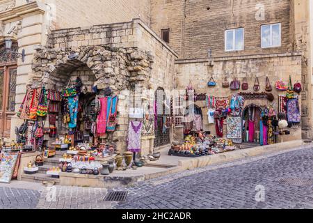 BAKU, ASERBAIDSCHAN - 8. JUNI 2018: Souvenirladen in der Altstadt von Baku, Aserbaidschan Stockfoto