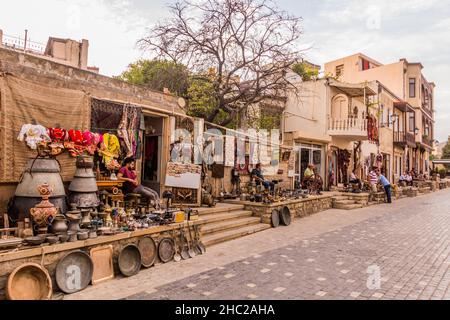 BAKU, ASERBAIDSCHAN - 8. JUNI 2018: Souvenirladen in der Altstadt von Baku, Aserbaidschan Stockfoto