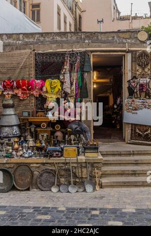 BAKU, ASERBAIDSCHAN - 8. JUNI 2018: Souvenirladen in der Altstadt von Baku, Aserbaidschan Stockfoto