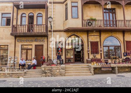 BAKU, ASERBAIDSCHAN - 8. JUNI 2018: Souvenirläden in der Altstadt von Baku, Aserbaidschan Stockfoto