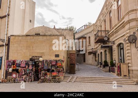 BAKU, ASERBAIDSCHAN - 8. JUNI 2018: Souvenirladen in der Altstadt von Baku, Aserbaidschan Stockfoto