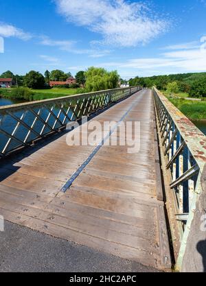 Sommeransicht der Aldwark-Brücke über den Fluss Ure in North Yorkshire, einer der wenigen privaten Mautbrücken in Großbritannien Stockfoto