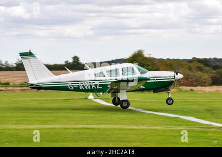 Piper PA-28R-180 Cherokee Arrow Leichtflugzeug G-AWAZ, das an einer Punktlandung auf dem Elmsett Airfield teilnimmt. Pilot Landung Genauigkeit Wettbewerb Stockfoto