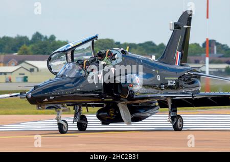 Royal Air Force, RAF BAE Hawk T2 Jet Trainer Plane ZK035 bei RAF Fairford für die Royal International Air Tattoo 2011 Airshow, RIAT, Großbritannien. Hawk 128 AJT Stockfoto