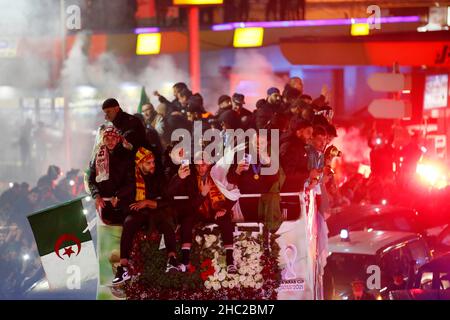 Algier. 20th Dez 2021. Die Algerier begrüßen am 19. Dezember 2021 die zurückkehrende algerische Fußballnationalmannschaft im Zentrum von Algier, Algerien. Die algerische Nationalmannschaft besiegte Tunesien am 18. Dezember mit 2-0 in Doha, Katar, und gewann den FIFA Arab Cup. Quelle: Xinhua/Alamy Live News Stockfoto