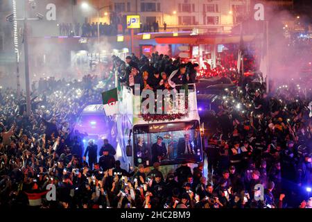 Algier. 20th Dez 2021. Die Algerier begrüßen am 19. Dezember 2021 die zurückkehrende algerische Fußballnationalmannschaft im Zentrum von Algier, Algerien. Die algerische Nationalmannschaft besiegte Tunesien am 18. Dezember mit 2-0 in Doha, Katar, und gewann den FIFA Arab Cup. Quelle: Xinhua/Alamy Live News Stockfoto