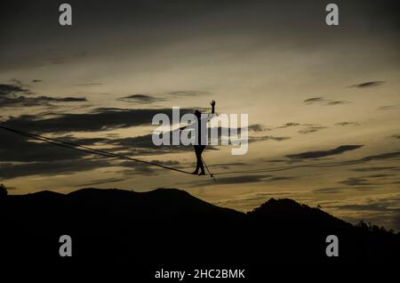 Bandung, West-Java. 18th Dez 2021. Ein Teilnehmer wagt sich am Seil während des Bandung Highline Festivals 2021 in Bandung, West Java, Indonesien. 18. Dezember 2021. Quelle: Septianjar/Xinhua/Alamy Live News Stockfoto