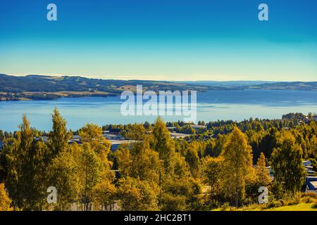 Blick auf einen schönen See Mjosa in der Stadt Gjovik im Sommer. Norwegen, Europa Stockfoto