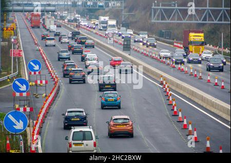 Slough, berkshire, Großbritannien. 23rd. Dezember 2021. Der M4 war heute mittags voll, da die Leute früh zur Weihnachtspause aufbrechen. Die Geschwindigkeitsbegrenzung bleibt auf einem riesigen Abschnitt der M4 bei 50mph, während sie zu einer Smart Motorway aufgerüstet wird. Quelle: Maureen McLean/Alamy Live News Stockfoto