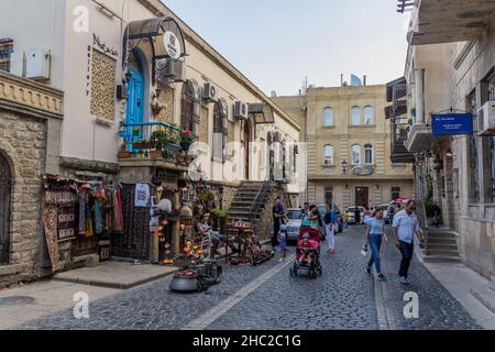 BAKU, ASERBAIDSCHAN - 18. JUNI 2018: Touristen und Souvenirläden in Baku, Aserbaidschan Stockfoto