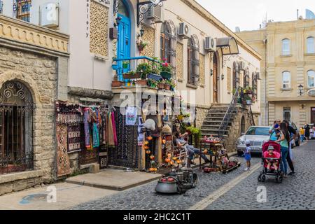 BAKU, ASERBAIDSCHAN - 18. JUNI 2018: Touristen und Souvenirläden in Baku, Aserbaidschan Stockfoto